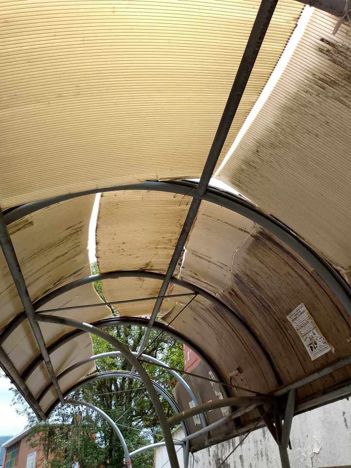 Piden reparación del techo en parada de autobuses