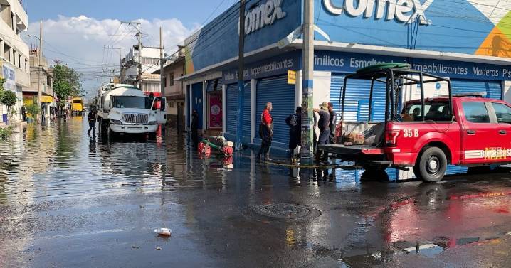Inundaciones en Edomex causan daños en 110 calles de Neza; vecinos reportaron ‘agua roja’
