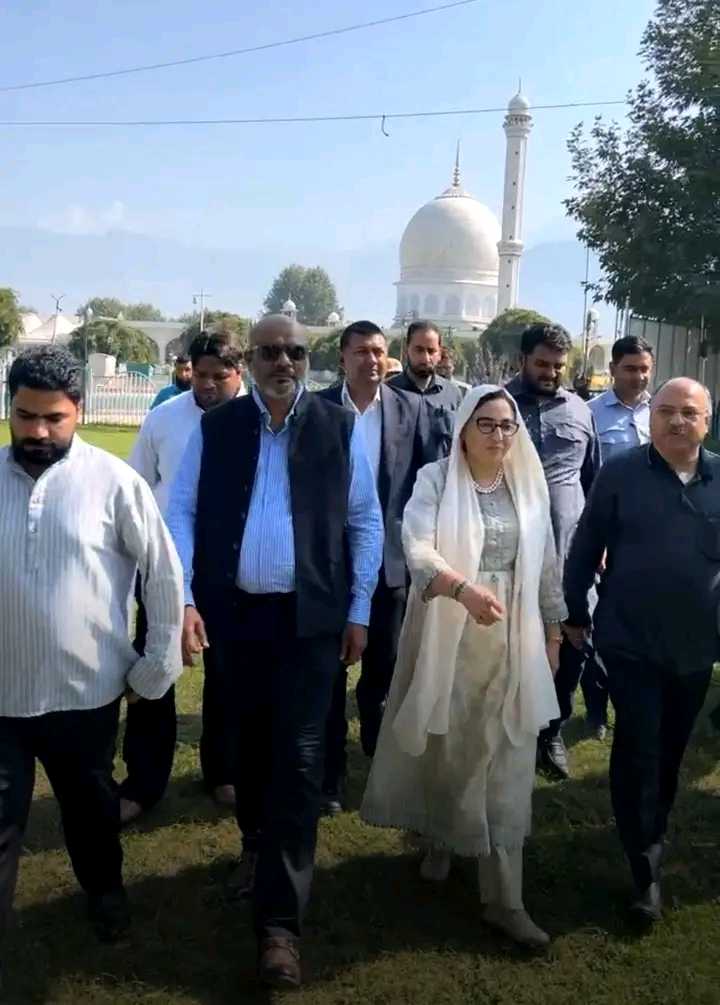Indo-Australian Delegation Visits Hazratbal Shrine