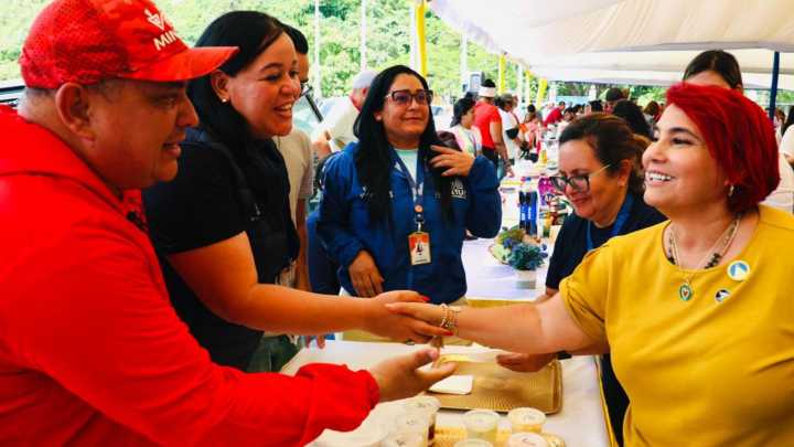 Emprendedores de Mintur y artesanos participan en feria de turismo