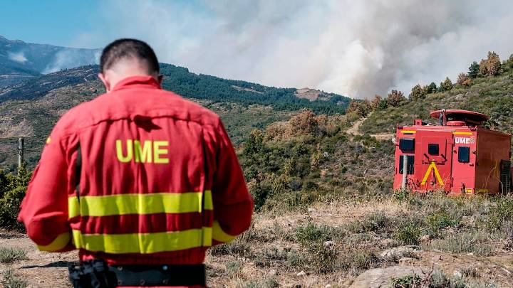 Castilla-La Mancha y Castilla y León crean un mando unificado por el incendio del Pico del Lobo, que ya ha saltado a Segovia