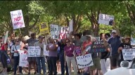 Residentes piden que ICE cese detenciones en Alexandria
