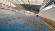 Langreo quiere a las palomas fuera de juego: instalará una red para evitar la entrada de las aves a la pista deportiva de Riaño, dañada por los excrementos