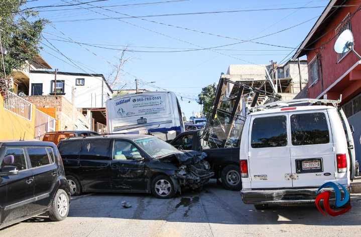 Transporte de personal sin frenos chocó contra ocho vehículos