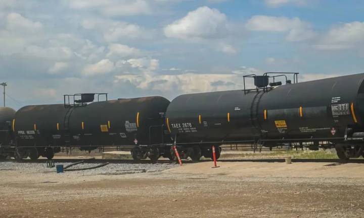 Federación asegura más de 24 millones de litros de huachicol en ferrotanques; investiga a...