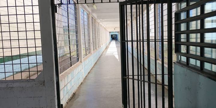 Un tribunal de La Plata dispuso arresto domiciliario para un preso por drogas en favor de su hija prematura