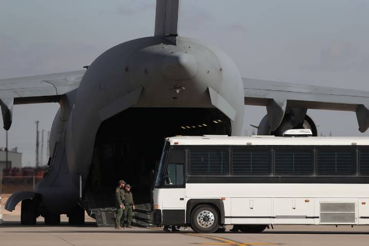 En la madrugada. Ultiman el operativo en Ezeiza y hay expectativa por la llegada del vuelo con argentinos deportados por EE.UU.