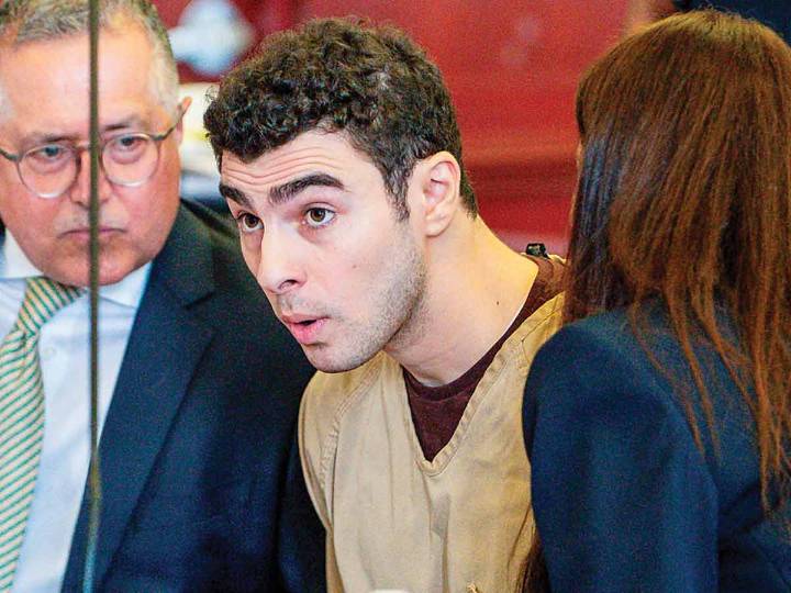 Quitan a Mangione cargo por terrorismo; homicidio de CEO en EU