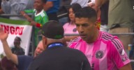Luis Suárez se vuelve loco al final del partido y le escupe en la cara a un miembro del Seattle Sounders (VIDEO)