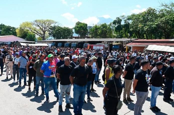 Pueblo venezolano acude masivamente a los cuarteles para entrenarse