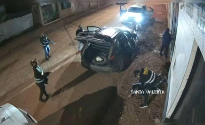 Falsos policías armados intentan asaltar casa en Juliaca: cámaras captaron el crimen