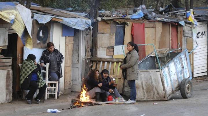 La pobreza bajó a 31,6% y afectó a cerca de 15 millones de personas en el primer semestre de 2025