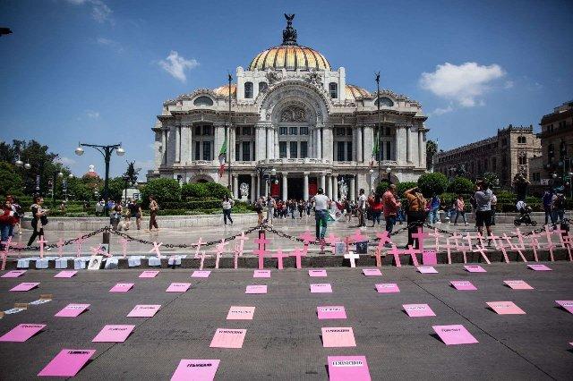 Madres de víctimas colocan memorial frente a Bellas Artes para exigir justicia
