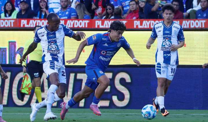 Cruz Azul vence a Pachuca y es líder momentáneo en un duelo repleto de expulsiones