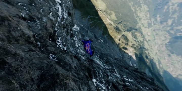 Se lanzó al vacío a 347 km/h, fue grabado por el “dron más rápido del mundo” y batió un récord extremo