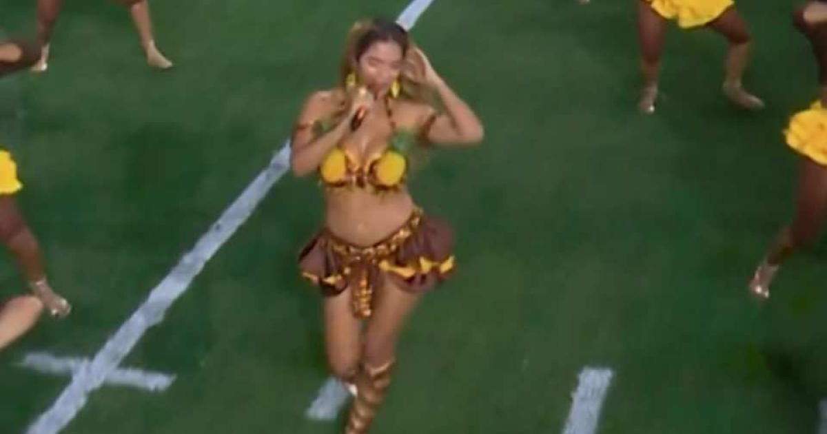Karol G irradia latinidad en el medio tiempo del NFL en São Paulo