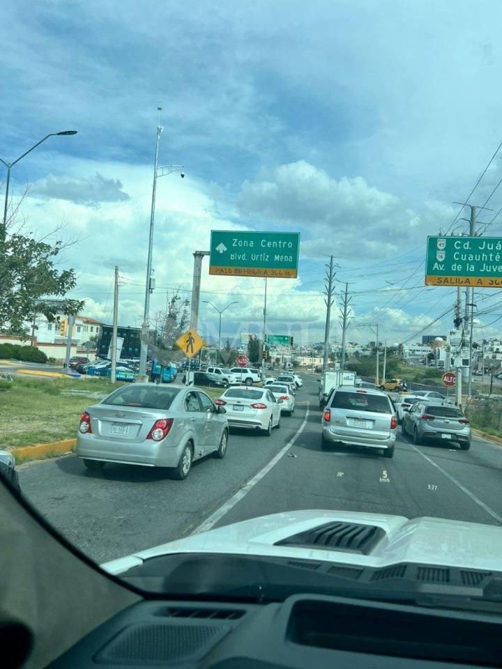 Denuncian falla en semáforos en la Cantera y Tomás Valles; gran caos vial