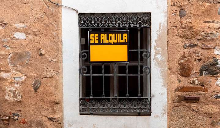 El municipio que ejemplifica el drama de la vivienda en Canarias: 182 familias pujan por cada alquiler