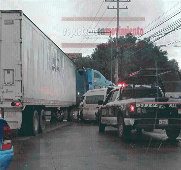 COMBI QUISO GANARLE EL PASO A UN TRÁILER, PERO SE INSERTÓ ENTRE LA CABINA Y EL CONTENEDOR; TULTITLÁN