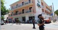 Salvan la vida a un turista que cayó desplomado en mitad del Bulevard de Peguera
