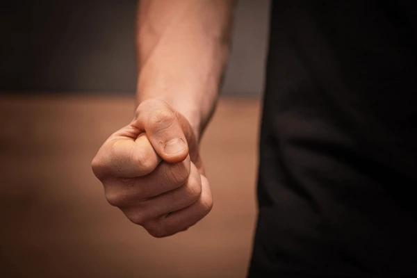Intento de reconciliación termina en tragedia: hombre apuñala a su esposa durante un encuentro emocional
