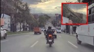 Captan momento exacto en que tráiler casi se cae de un puente elevado en Naucalpan