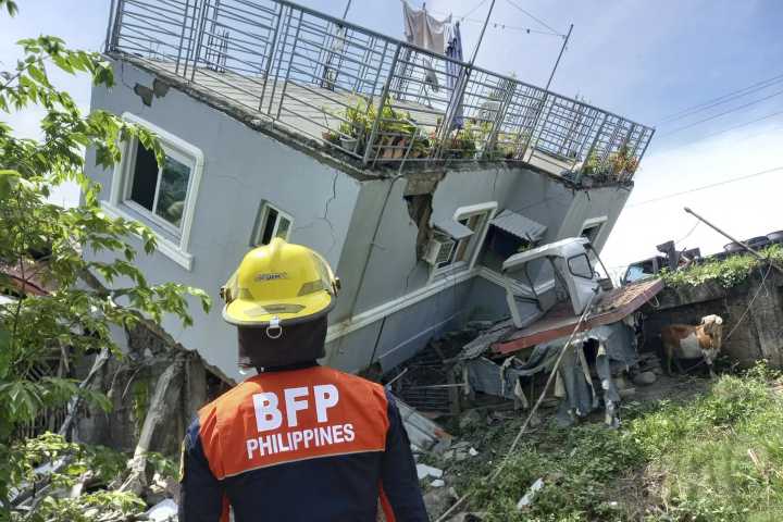 Terremoto fuerte en el centro de Filipinas mata al menos a 6 personas y daña casas y edificios