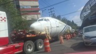 Trasladan fuselaje de Boeing 737 entre avenidas de CDMX