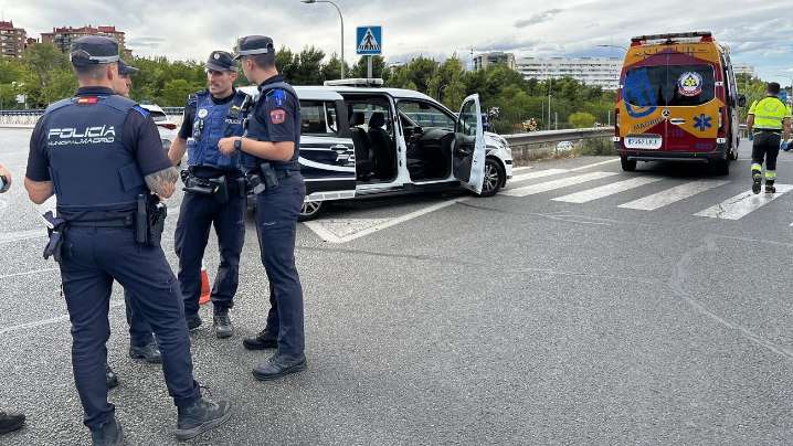 Muere un motorista arrollado por un camión en una rotonda en Hortaleza