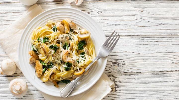 Pasta con champiñones, cebolla y ajo asado: una bomba de sabor que vas a querer degustar re calentita en la cena