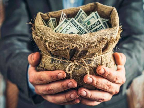 Encuentra una bolsa de billetes en su finca y cuando llega la Policía se lleva una sorpresa