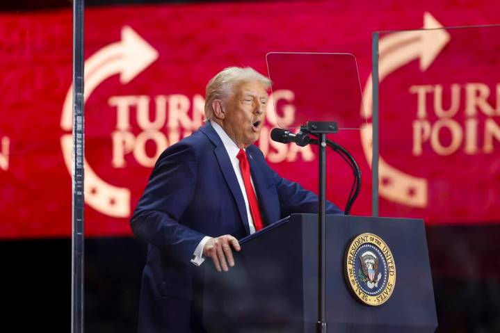 Trump honra a Charlie Kirk calificándolo como uno de “los más grandes patriotas” de EE.UU.