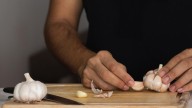 El sencillo truco que deberían conocer los que no soporten el olor del ajo en las manos después de cocinar