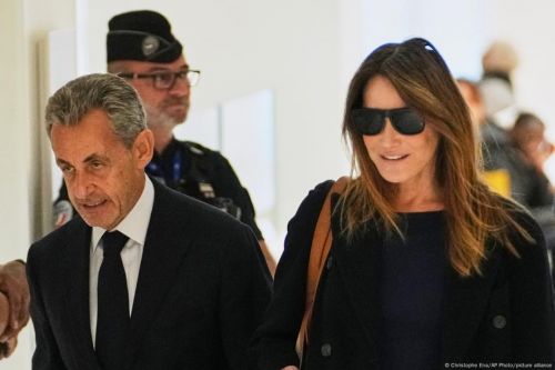 Condenan a expresidente Sarkozy a cinco años de prisión