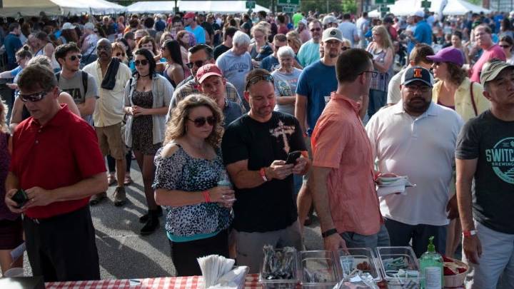 Is it legal to drink in public in Bloomington? What the law says.