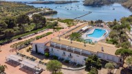 El hotel más famoso de Cadaqués con 2.100 reseñas: frente al mar, barato y lleno de paz