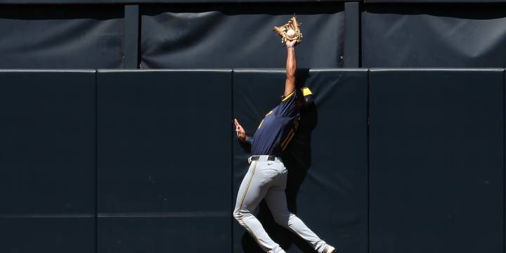 Jackson Chourio robs a home run in Brewers' 96th win of the season
