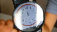 ¿Cómo impacta el cambio de hora a los niños?: Expertos entregan consejos para mitigar sus efectos