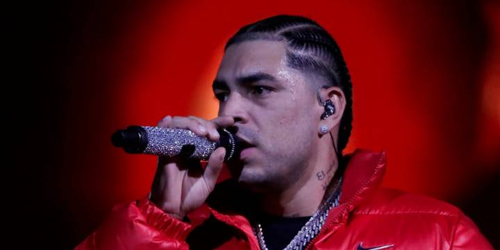 Ryan Castro revivió canción decembrina con la que muestra otra faceta y el video con Esperanza Gómez volvió a ser tendencia