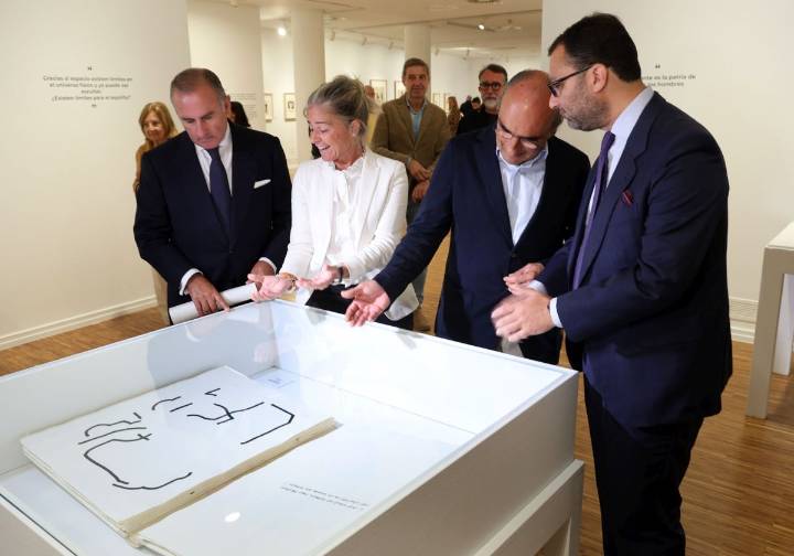 Chillida inunda de vacío su esencia de papel