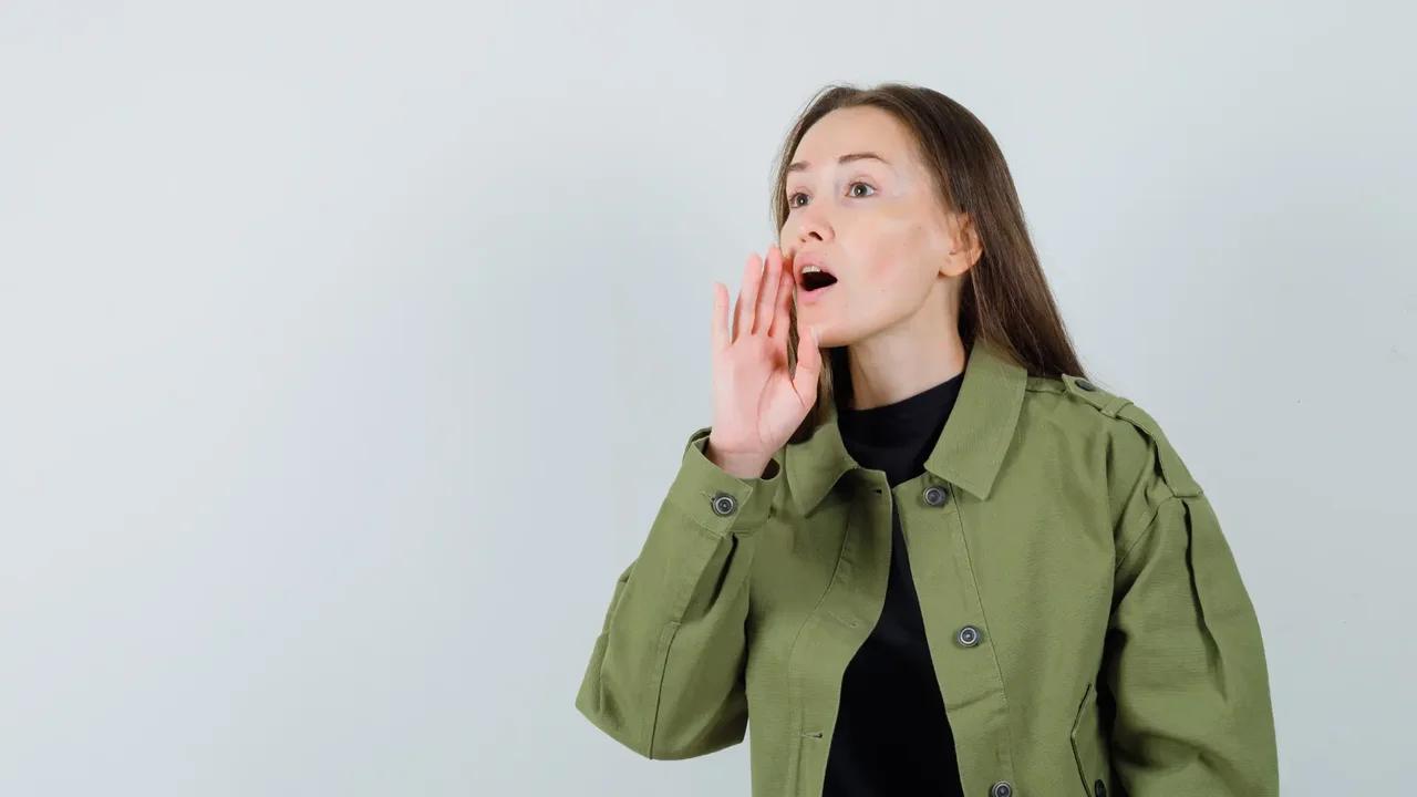 Hablar solo en voz alta: qué dice la psicología sobre este hábito