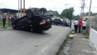 Choque en Delfín Mendoza deja a una camioneta patas arriba