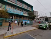 Lo pillaron los profesores: Sorprenden a niño de 13 años con pistola a fogueo en liceo de Iquique