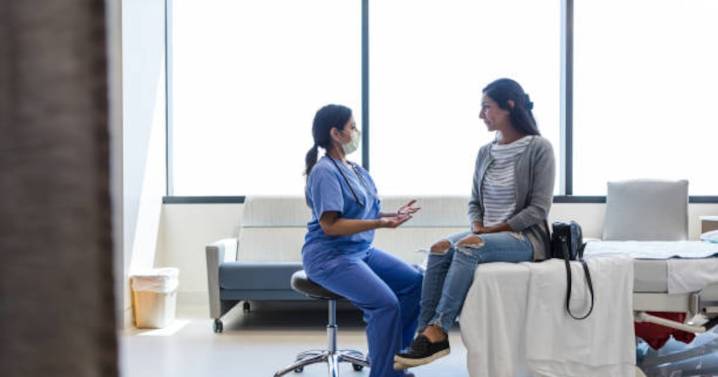 Clínicas alertan por proyecto que restringe trabajo de mujeres en el sector salud