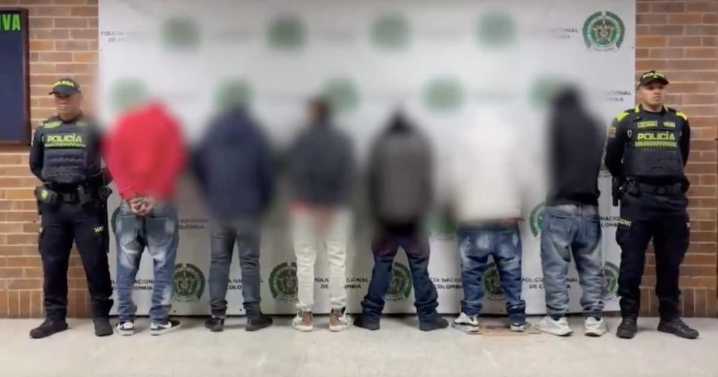 ¡Esto se sabe! Hombres capturados por pintar grafitis del Clan del Golfo en Bogotá