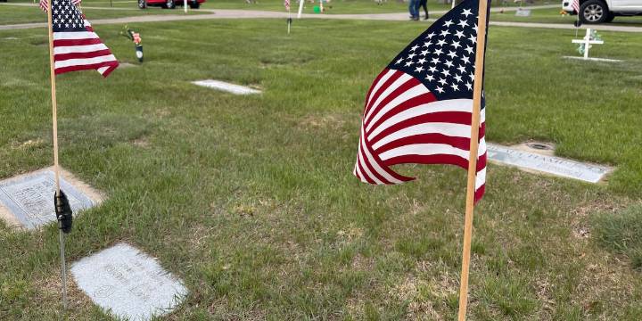 Local Volunteers make sure Veterans rest peacefully