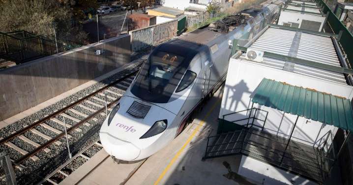 Un nuevo fallo en la línea del AVE Madrid-Sevilla mantiene parados o con retrasos dos trenes con Granada