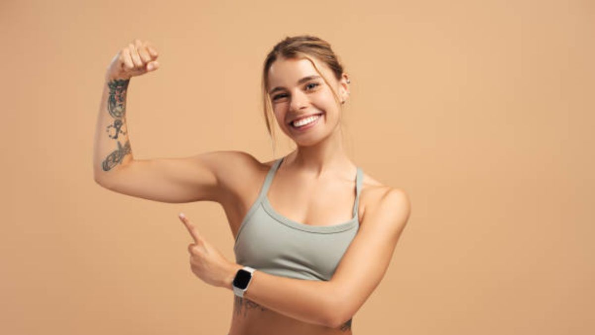 Ni flexiones ni bíceps con mancuernas: el simple ejercicio de pilates para tener brazos de acero en pocos días