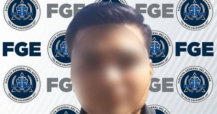 Detienen a policía municipal en posesión de vehículo con reporte de robo