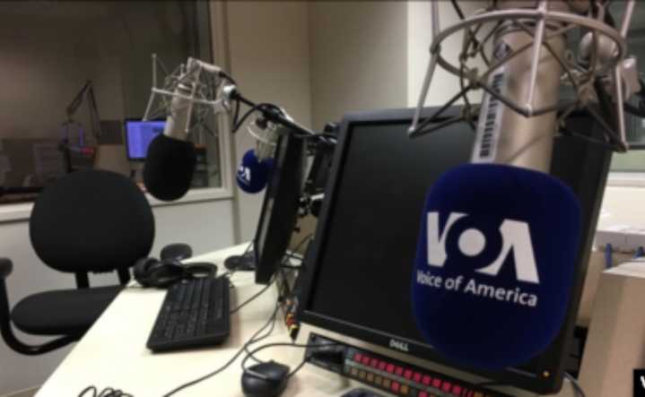 Juez de EU bloquea despido de más de 500 empleados de la Voz de América